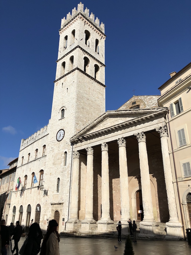 Assisi - Esterno del Tempio di Minerva
