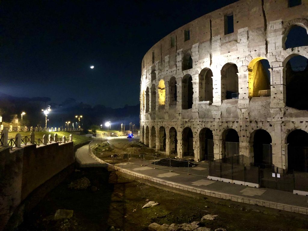 Il Colosseo di Roma illuminato al tramonto, simbolo delle città d'arte europee