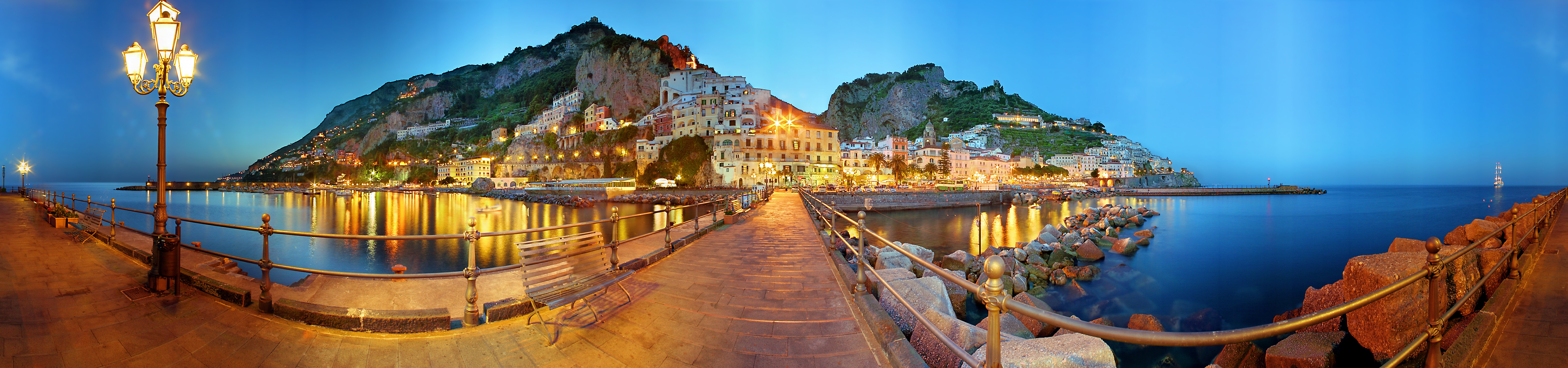 Vista notturna del borgo di Amalfi sulla costiera campana