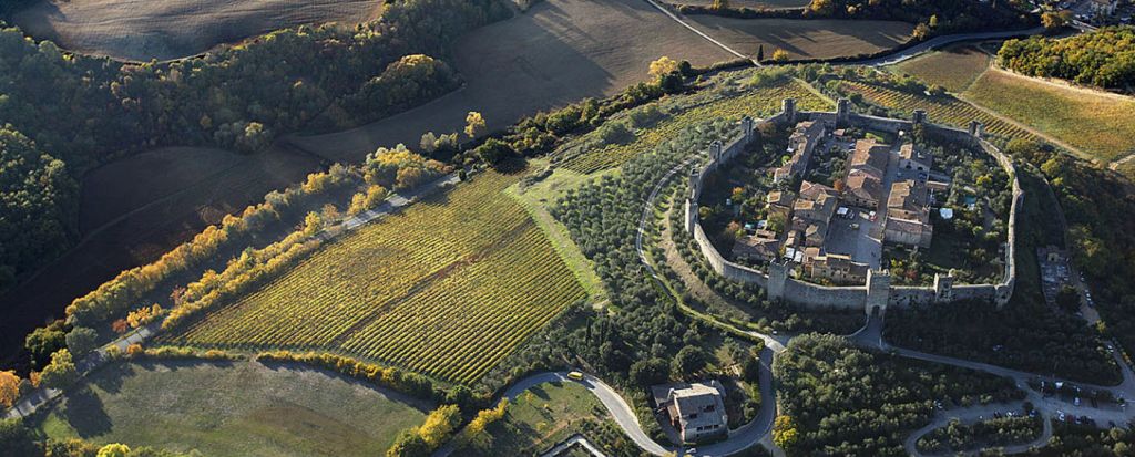 Le mura medievali e le torri del borgo di Monteriggioni sulla collina toscana