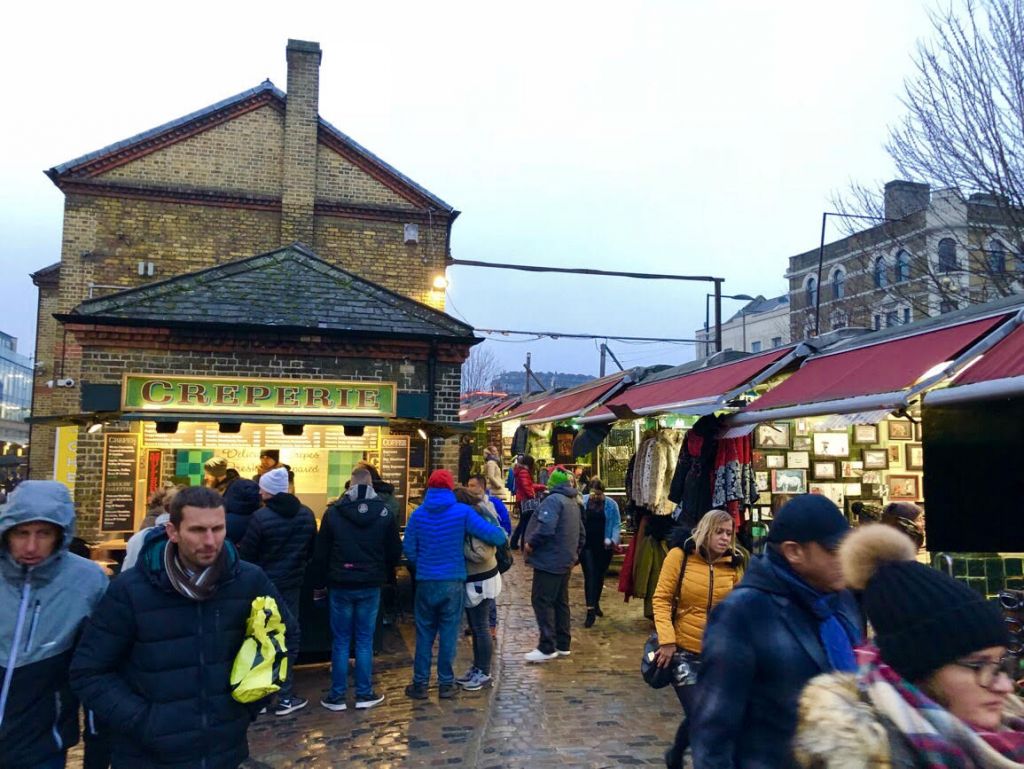 Le bancarelle e i negozi colorati del Camden Market a Londra