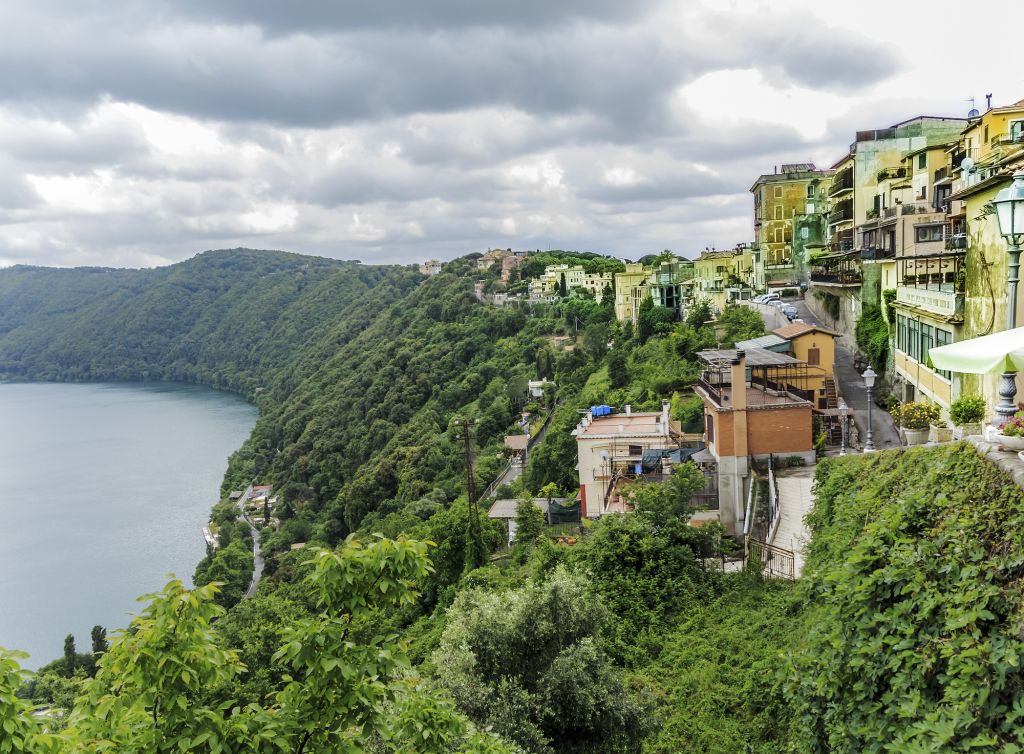 Il borgo di Castel Gandolfo affacciato sul lago Albano nei Castelli Romani