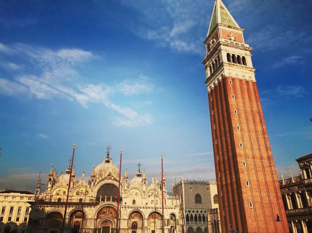 Piazza San Marco a Venezia con la basilica e il campanile visti dalla piazza
