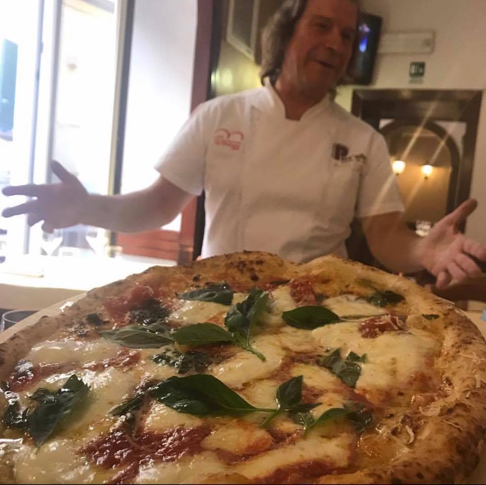 Pizza dell'antica Pizzeria Port'Alba
