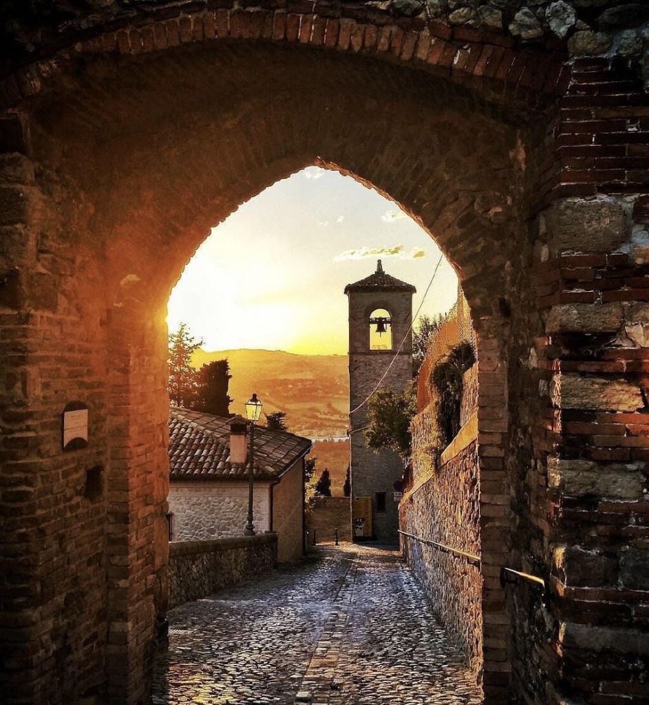 Il borgo di Verucchio in Emilia Romagna con la rocca arroccata sulla collina