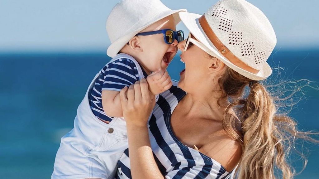 Bambini che giocano sulla spiaggia attrezzata della Riviera Romagnola