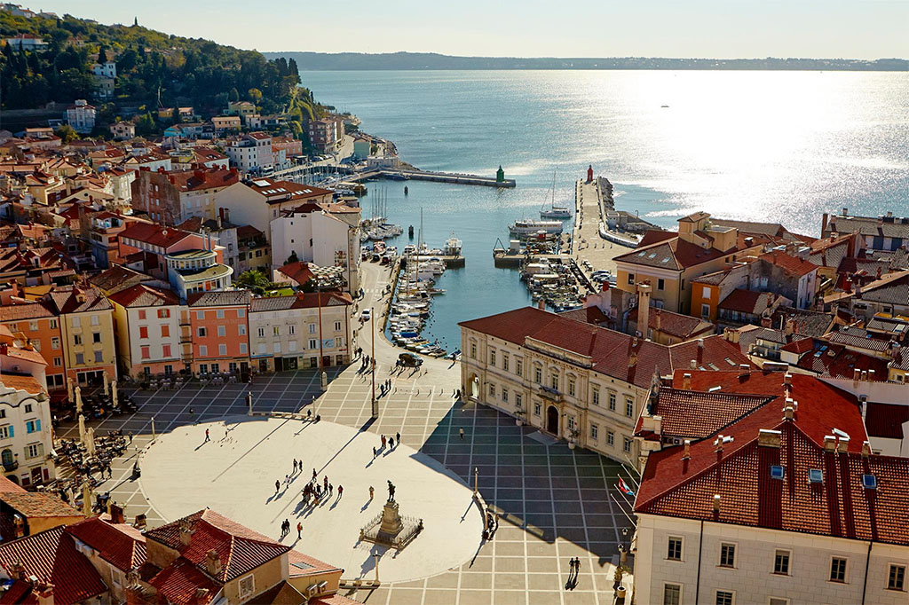 Il lungomare elegante di Portorose con le palme e le spiagge sull'Adriatico sloveno
