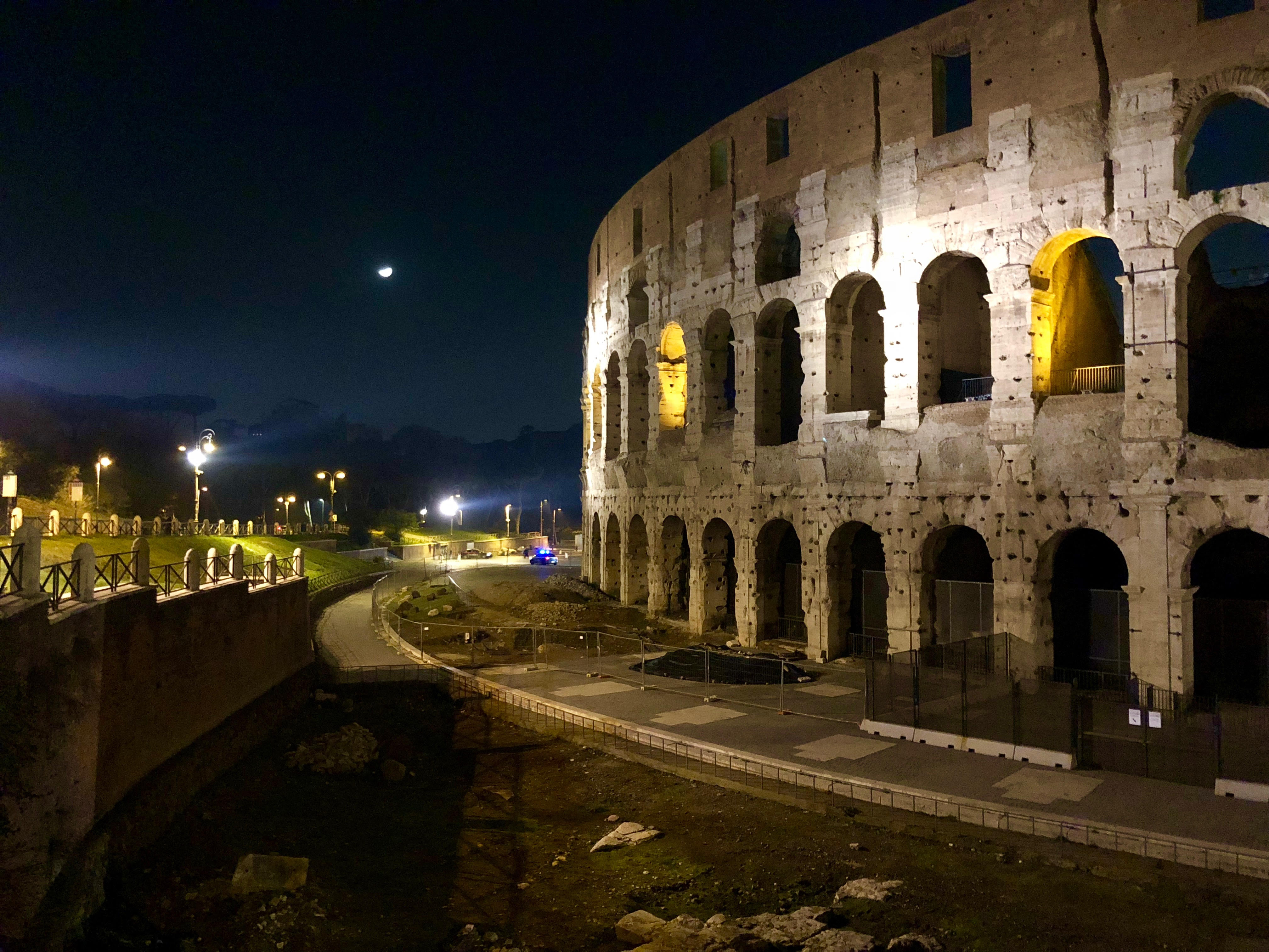 Veduta di una città storica italiana con palazzi antichi e campanili al tramonto