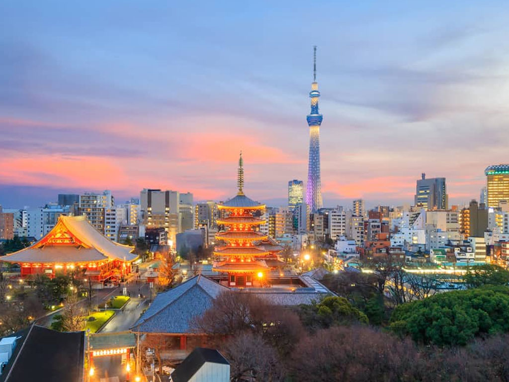 Skyline notturno di Tokyo con grattacieli illuminati e insegne luminose