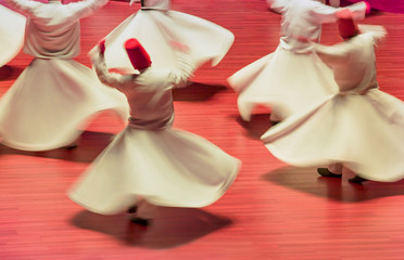 La danza dei dervisci rotanti