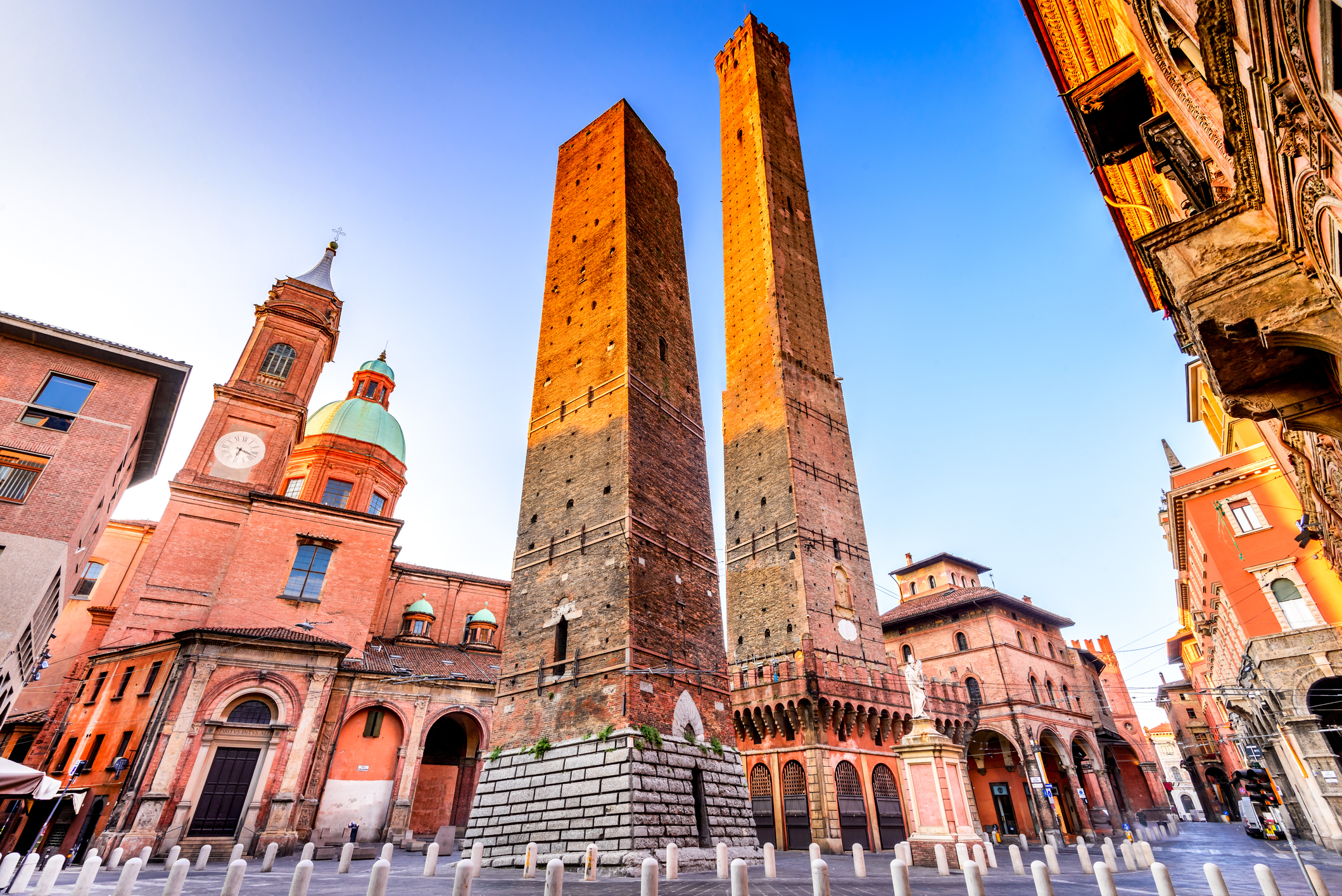 Veduta del centro storico di Bologna con i portici in Emilia Romagna