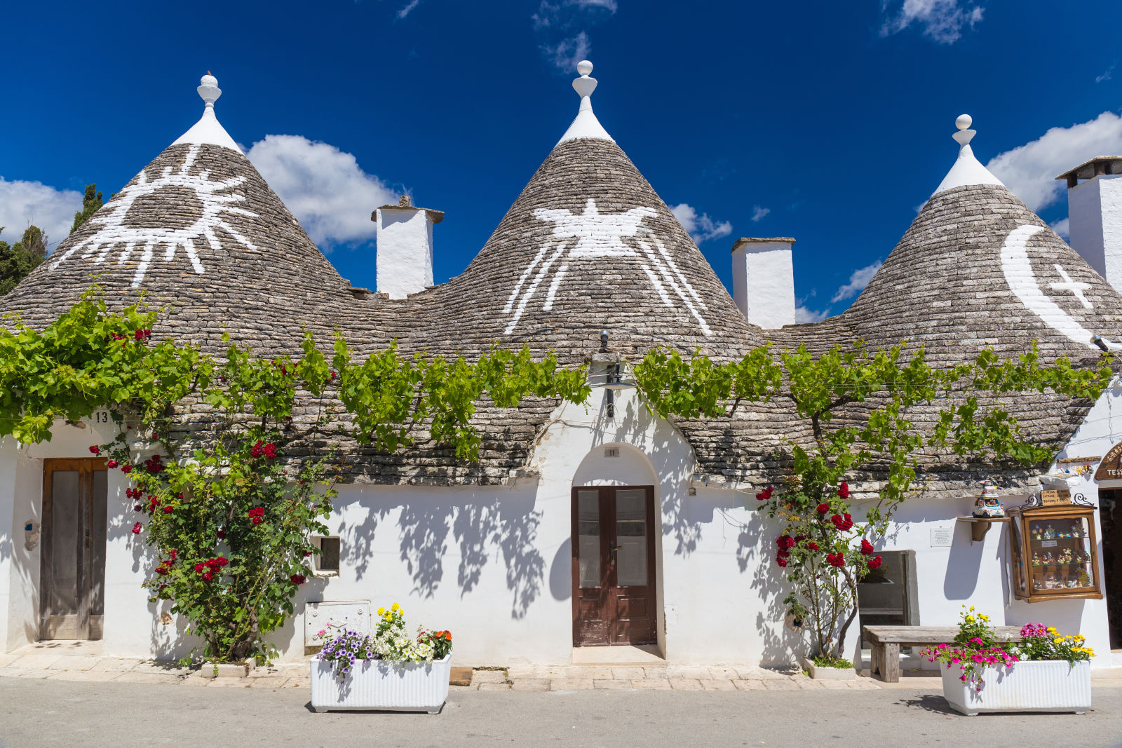 Il caratteristico quartiere dei trulli dai tetti conici di Alberobello in Puglia