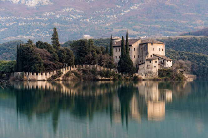 Aree verdi montagne e laghi nei pressi di Trento
