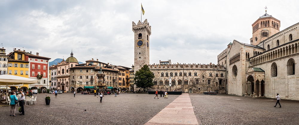 Piazza Duomo a Trento con la Fontana di Nettuno e la Basilica di San Vigilio