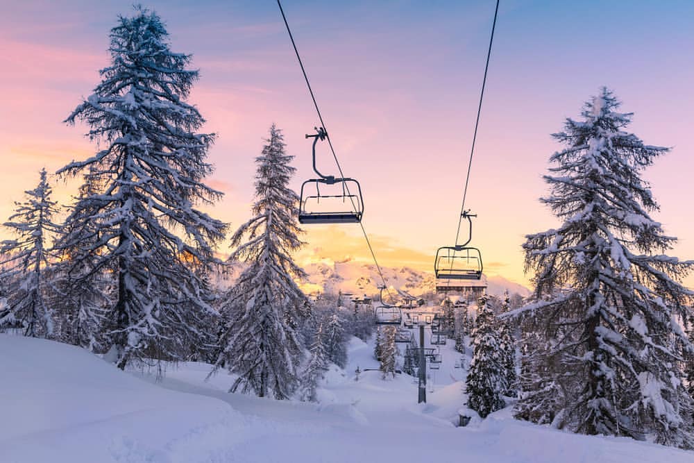 Le piste innevate e gli impianti sciistici di Roccaraso tra le montagne abruzzesi
