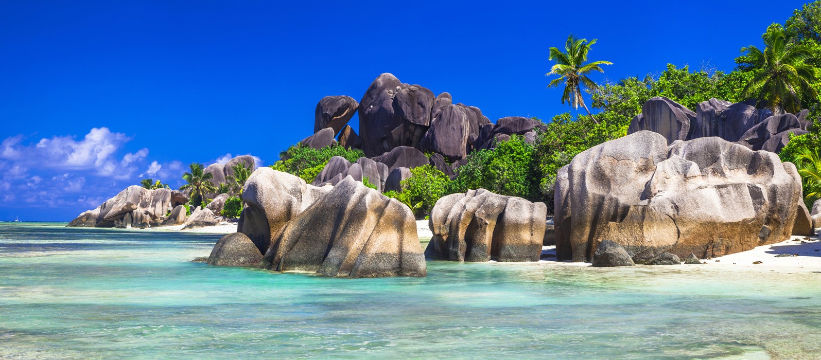 Spiaggia tropicale con sabbia bianca, massi di granito e mare turchese alle Seychelles