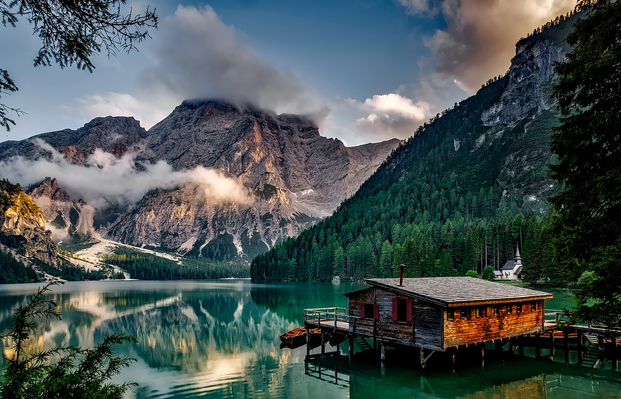 Le acque verdi del Lago di Braies tra le Dolomiti dell'Alto Adige