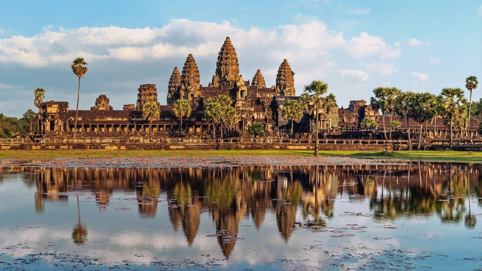 Il tempio di Angkor Wat all'alba nei pressi di Siem Reap, in Cambogia