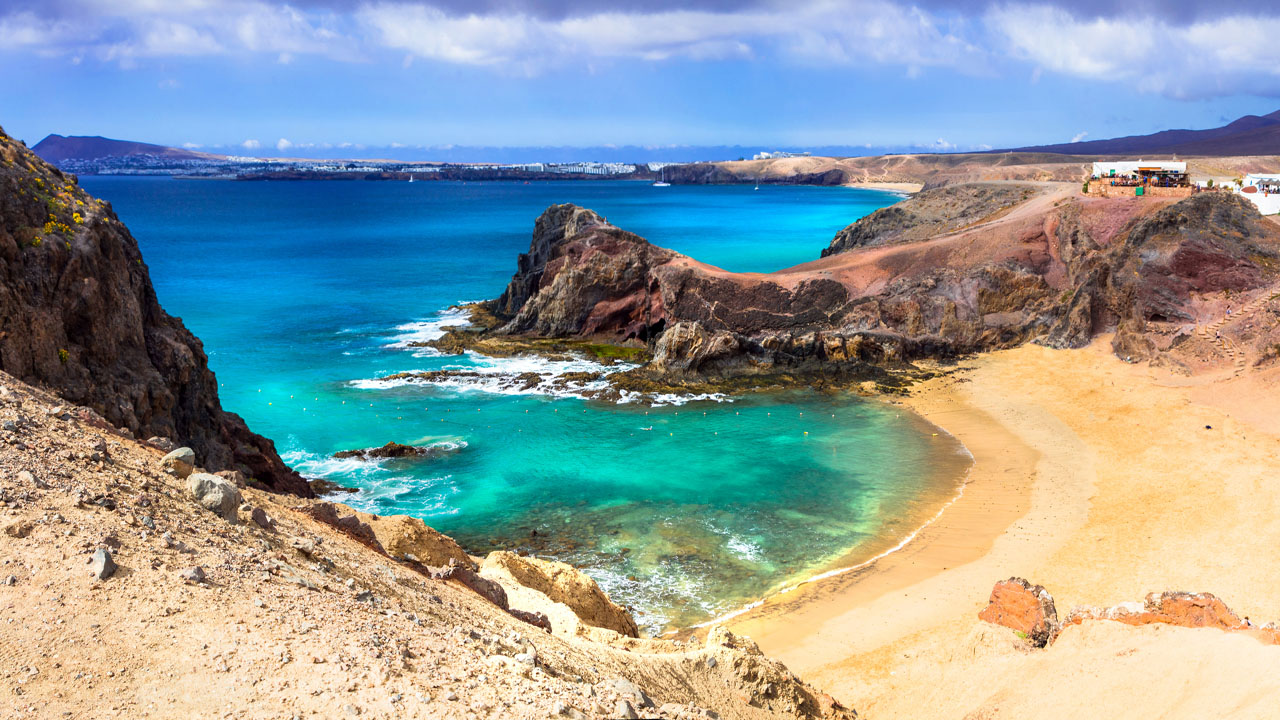 Il paesaggio vulcanico di Lanzarote con crateri e terra scura, Canarie
