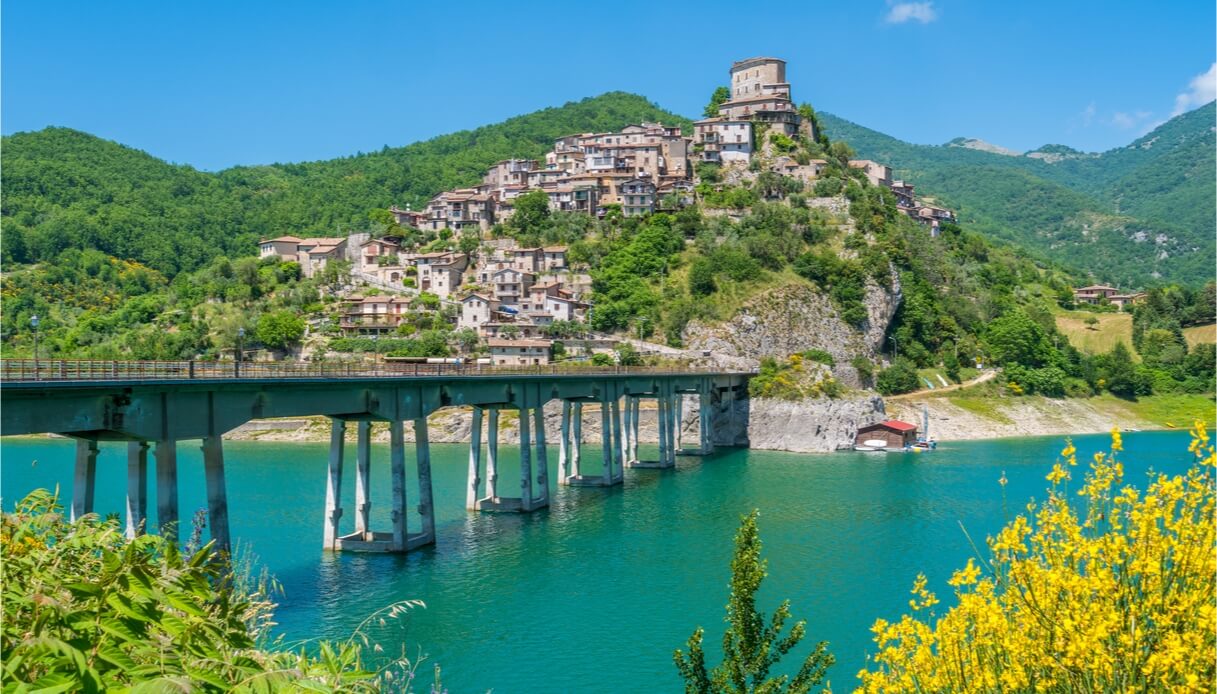 Castel di Tora 