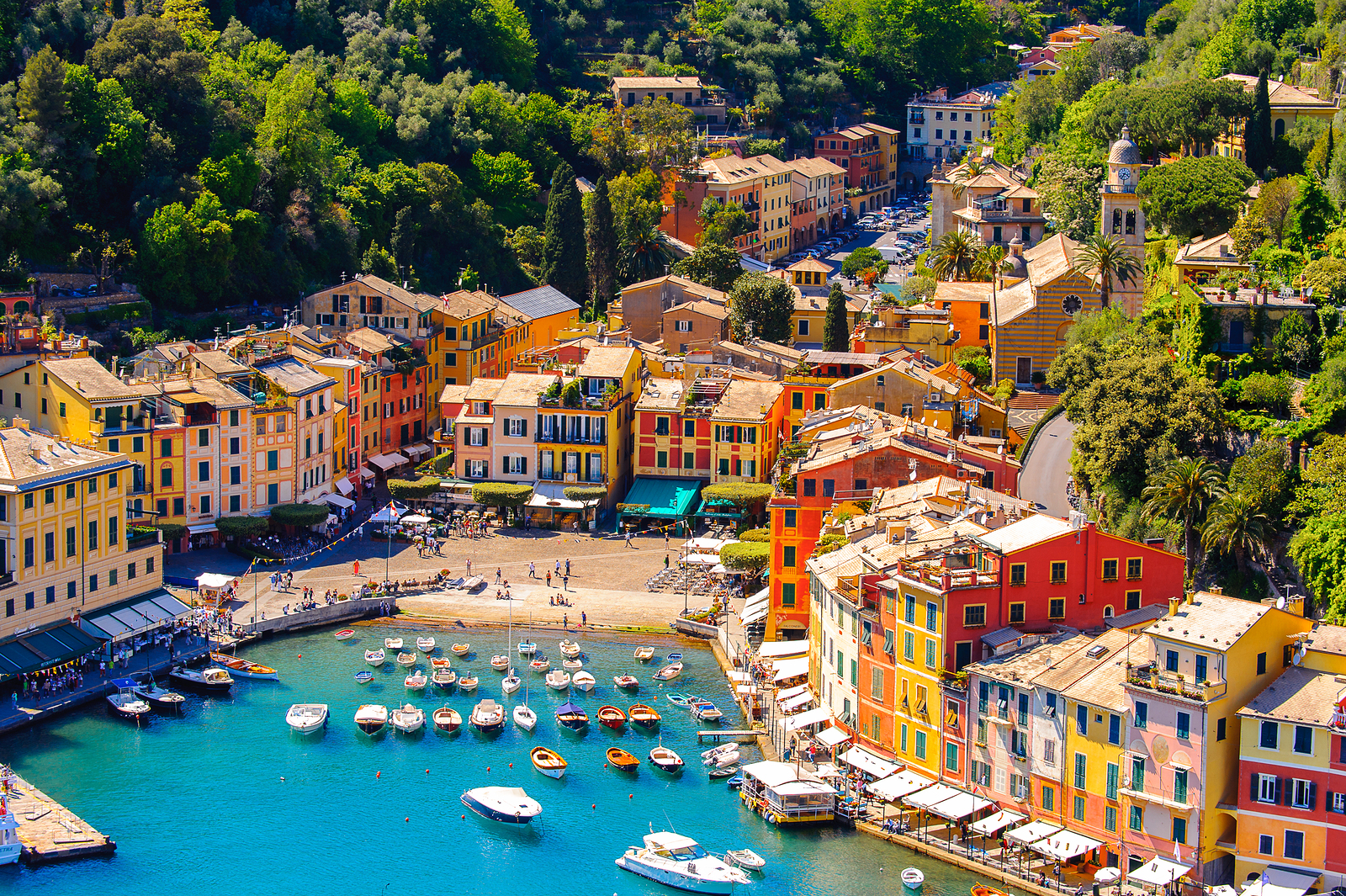 Il porticciolo di Portofino con le case colorate affacciate sul mare in Liguria