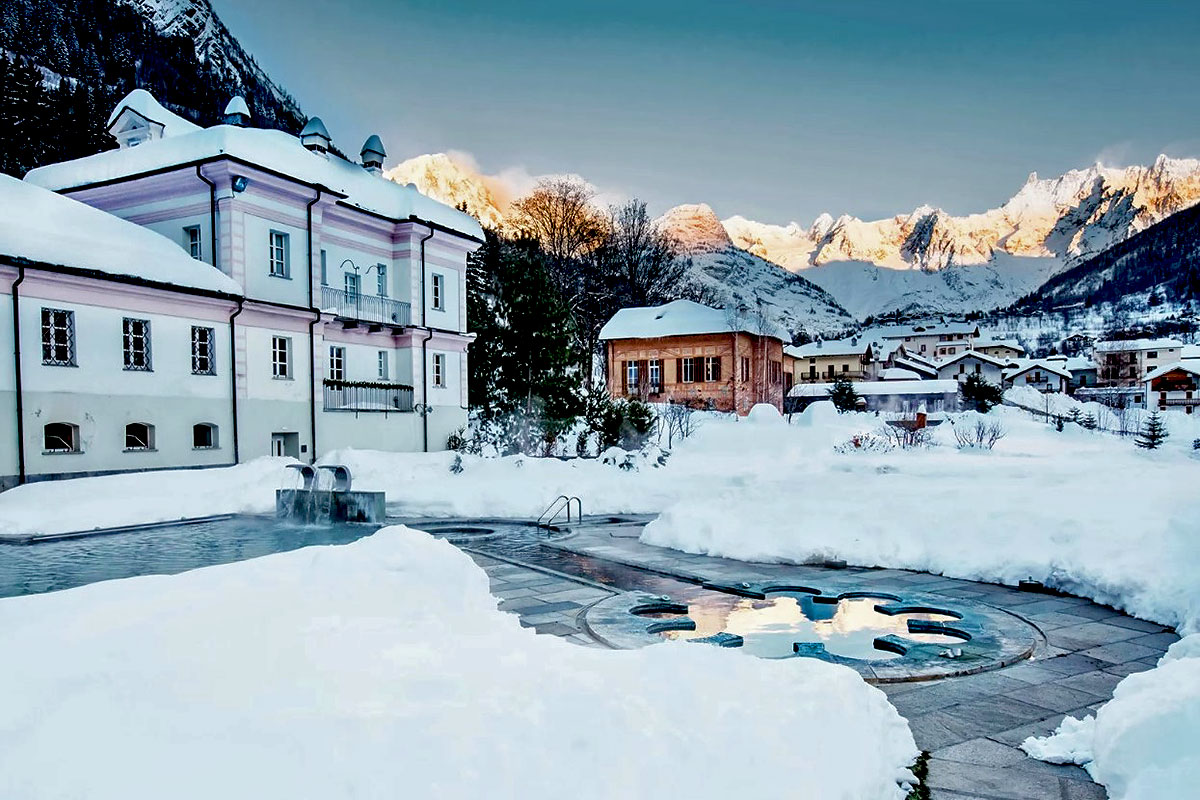Le vasche esterne delle terme di Pré-Saint-Didier circondate dalle montagne della Valle d'Aosta