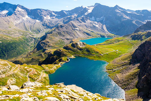 Il borgo di Gressan in Valle d'Aosta circondato dalle montagne