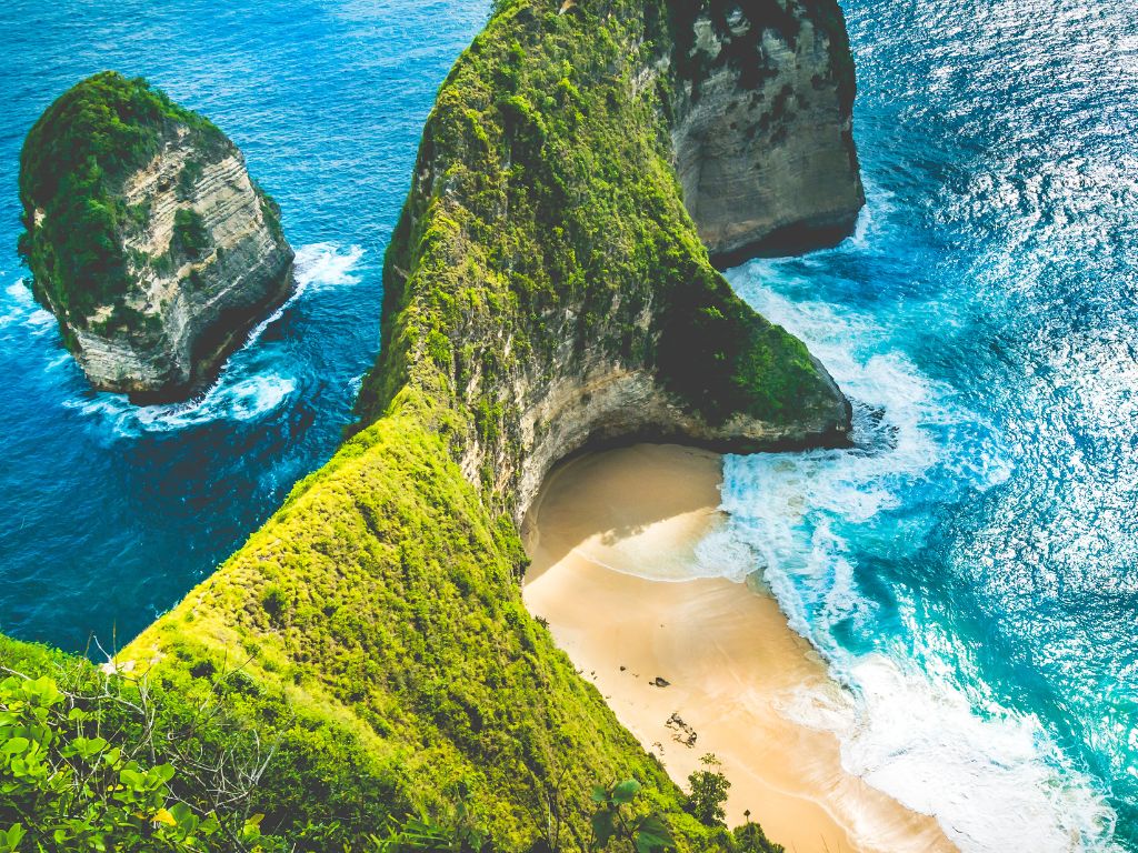 Il tempio di Tanah Lot a Bali su uno scoglio di fronte alla costa indonesiana