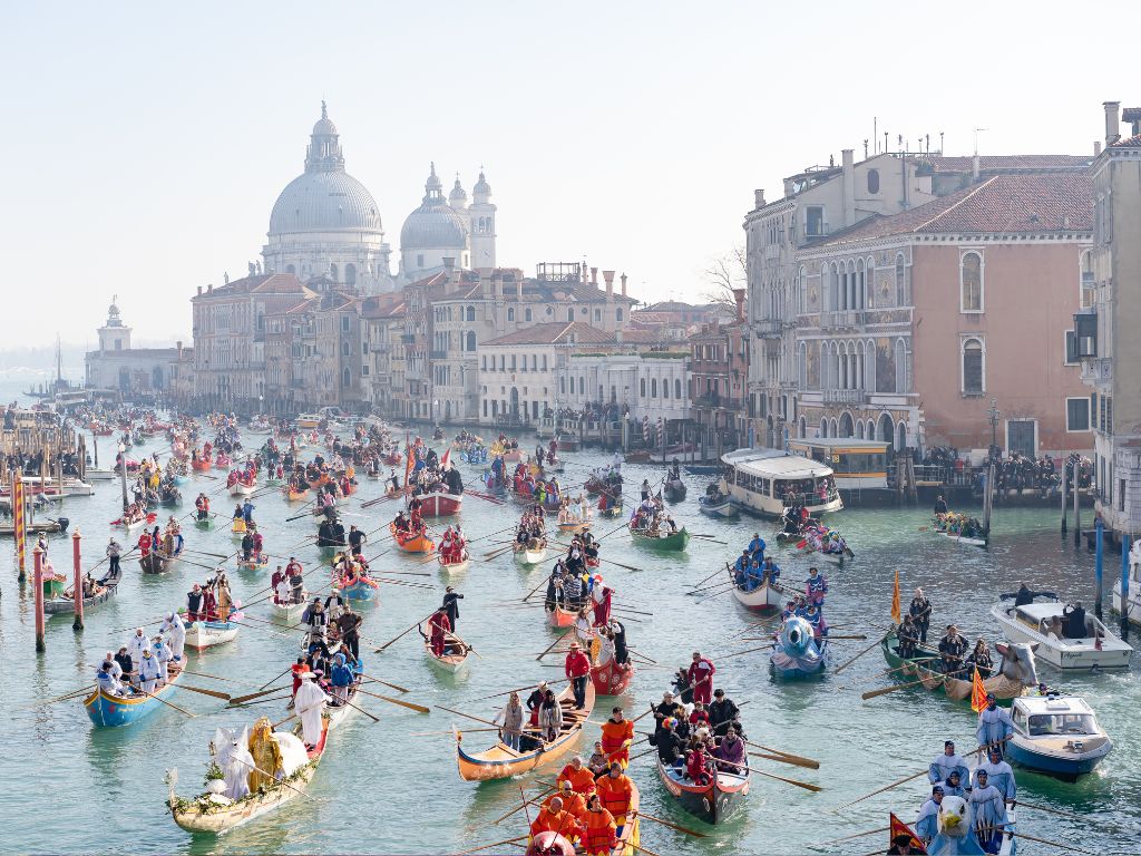 Carnevale di Venezia, le gondole che sfilano