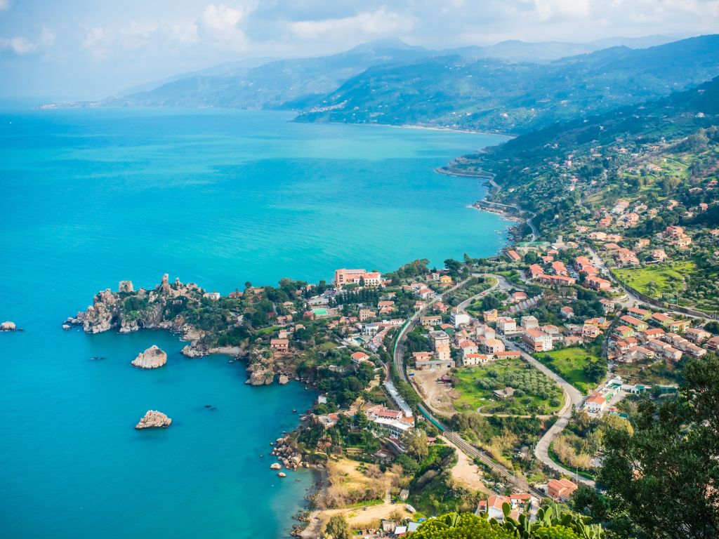 Villaggio turistico con piscina vicino a Cefalù in Sicilia