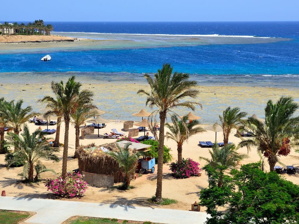 Spiaggia di Marsa Alam dove il Mar Rosso incontra il deserto del Sahara