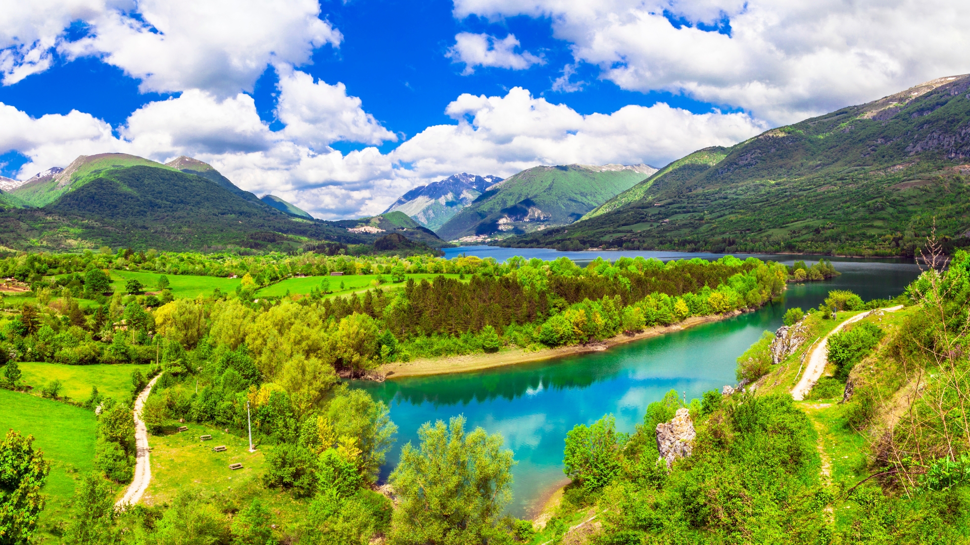 Sentiero escursionistico tra gli altipiani verdi e le montagne dell'Abruzzo