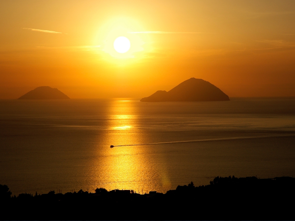 L'isola vulcanica di Alicudi al tramonto vista dal mare nelle Eolie